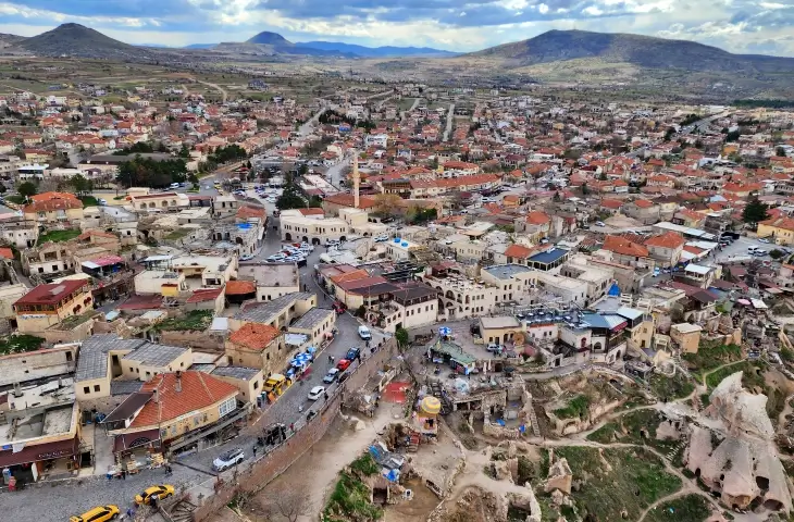 Uçhisar kasabasının genel görünümü ve Kapadokya yerleşim dokusu
